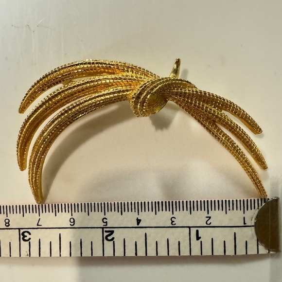 Monet Gold Crest Brooch - Picture 12 of 14